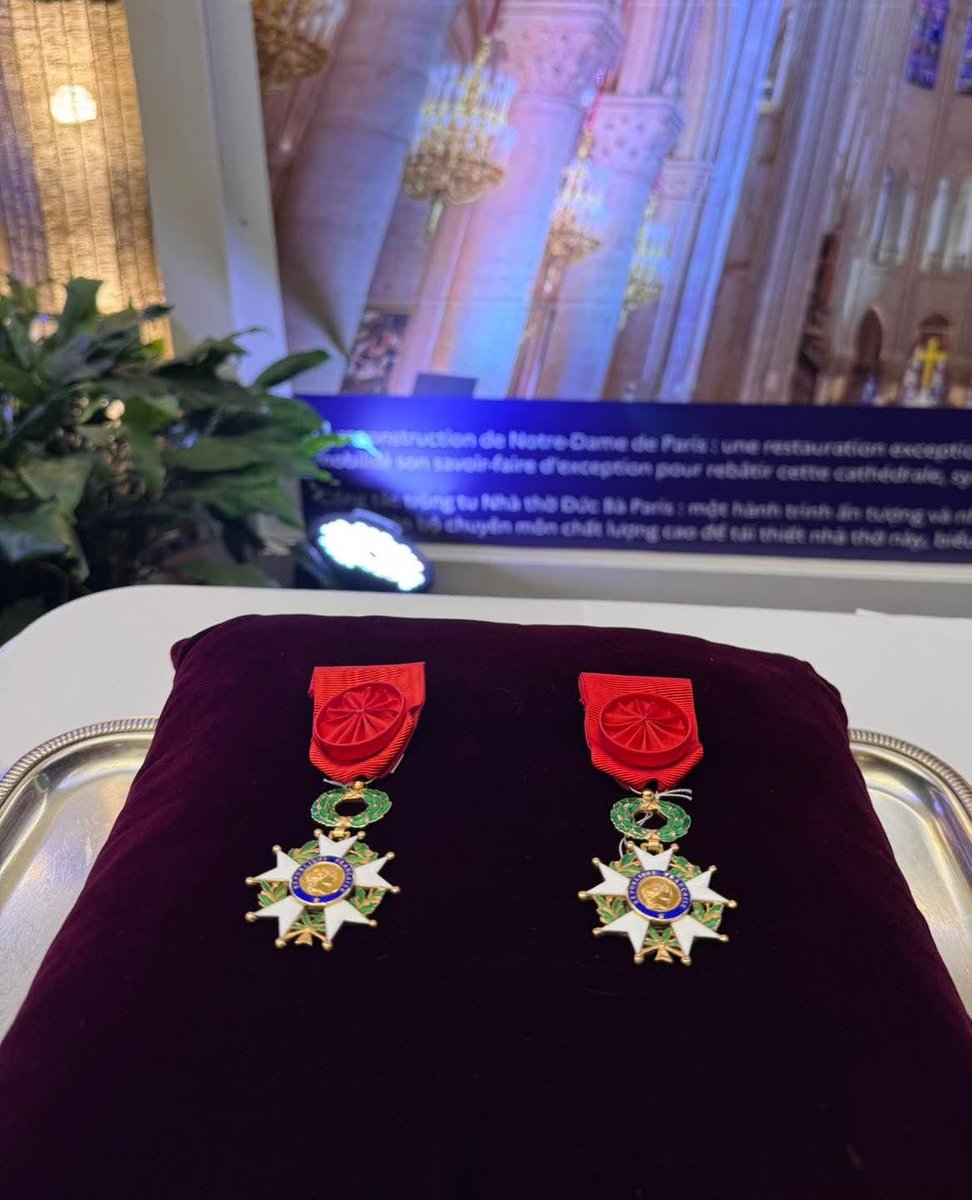 FranceAuVietnam's tweet image. 🎖️ L’Ambassadeur Olivier Brochet a remis les insignes d’Officier de la Légion d’Honneur au #physicien Jean Trần Thanh Vân &amp;amp; à la #biologiste Lê Kim Ngọc 2 #scientifiques 🇫🇷🇻🇳 fondateurs de l’ICISE à Quy Nhơn &amp;amp; des Rencontres du 🇻🇳

Leur engagement immense est salué par la 🇫🇷