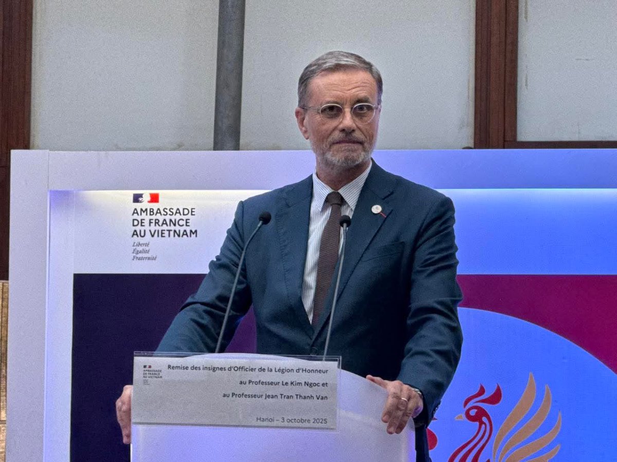 FranceAuVietnam's tweet image. 🎖️ L’Ambassadeur Olivier Brochet a remis les insignes d’Officier de la Légion d’Honneur au #physicien Jean Trần Thanh Vân &amp;amp; à la #biologiste Lê Kim Ngọc 2 #scientifiques 🇫🇷🇻🇳 fondateurs de l’ICISE à Quy Nhơn &amp;amp; des Rencontres du 🇻🇳

Leur engagement immense est salué par la 🇫🇷