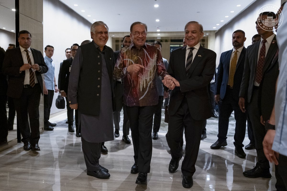 anwaribrahim's tweet photo. Menyambut kehadiran Perdana Menteri Pakistan, Muhammad Shehbaz Sharif, yang memulakan lawatan rasmi selama tiga hari ke Malaysia.

Lawatan ini merupakan kunjungan balas kepada lawatan rasmi saya ke Pakistan pada Oktober 2024, dan mencerminkan eratnya hubungan persahabatan antara kedua-dua negara.

Pelbagai agenda telah diatur dalam lawatan ini bagi meneroka potensi kerjasama baharu antaranya bidang perdagangan dan pelaburan, industri halal, pendidikan, pelancongan serta pertahanan, demi manfaat bersama rakyat Malaysia dan Pakistan.

Semoga hubungan Malaysia–Pakistan terus subur dan berkembang maju pada masa hadapan, Insya-Allah.

🇲🇾🤝🇵🇰
#MalaysiaMADANI
#MADANIbekerja
#RancakkanMADANI