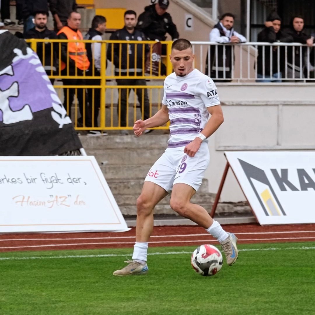 📌52 Orduspor'un Iğdır FK'dan kiraladığı sağ bek Hüseyin Karabey, tekniği, sürati, enerjisi ve topla olan ilişkisiyle dikkat çekiyor. Özellikle savunma yönü güçlü olan ve yorulmak bilmeyen Karabey, gelişimini sürdürürse ilerleyen yıllarda üst liglerde izleriz.🟣⚪️

#52Orduspor