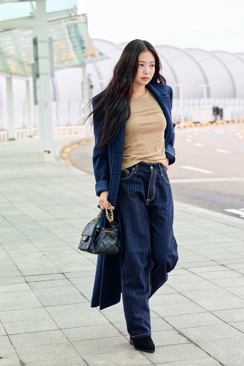 フォト】BLACKPINKジェニー「シャネルの女神」ロングコートで