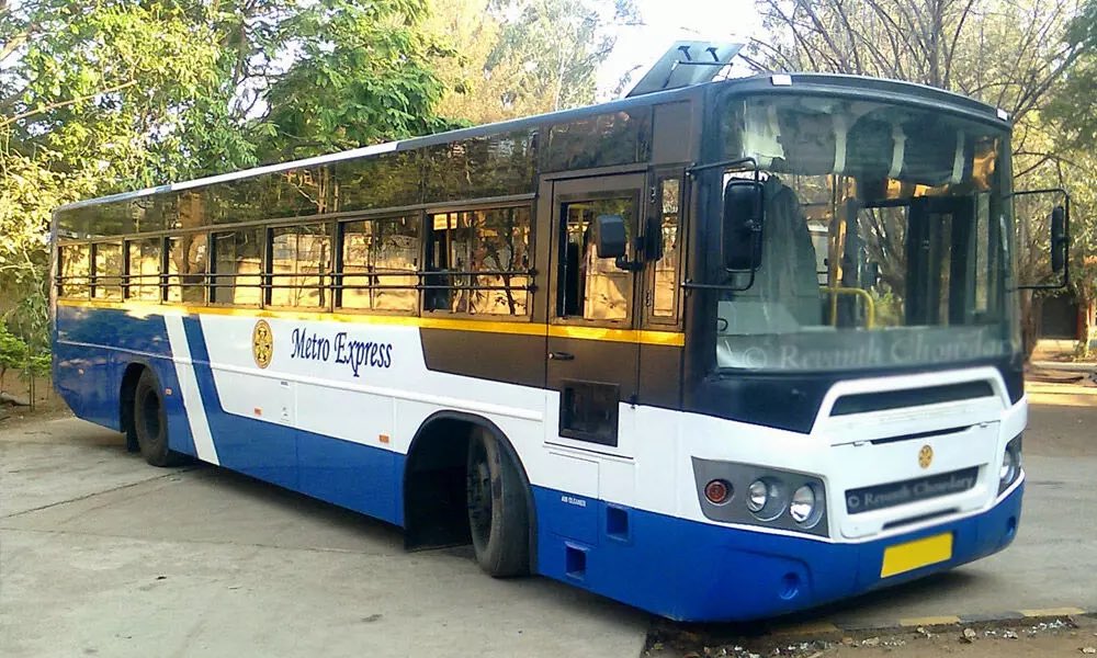 saedAnwar175503's tweet photo. Men get to pay extra for the privilege of standing, while women get free seats in Telangana . Why doesn’t the Telangana government keep women’s bus tickets at just 5–10 rupees?@revanth_anumula @INCIndia @INCTelangana https://t.co/WmLyKCKT2A