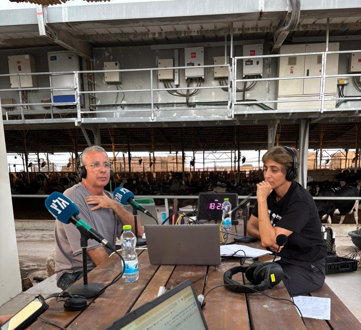 GLZRadio's tweet photo. "קשה לי להגיע לקיבוץ" • נטע, בתו של ראובן הייניק ז"ל שהיה מנהל הרפת בכיסופים ונרצח ב-9.10, משתפת: "מגיל קטן היית הולכת איתו לרפת, באה לא מעט, הייתי נוסעת איתו כל בוקר - קצת לא נתפס שהמקום כבר לא שלו, אלא קרוי על שמו"
#החזיתהכלכלית | @Sykocan @peretzsami https://t.co/VIweyxPP0x