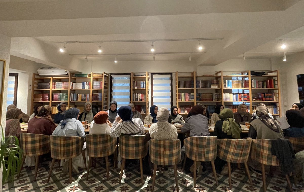 Dönemin ilk programında hanım kardeşlerimizle bir araya gelerek çalışmalarımıza Bismillah dedik. 
🤲🏻 Rabbimizden; aramızdaki ünsiyeti arttırmasını, kardeşliğimizi daim ve muhabbetimizi bereketli kılmasını niyaz ediyoruz.