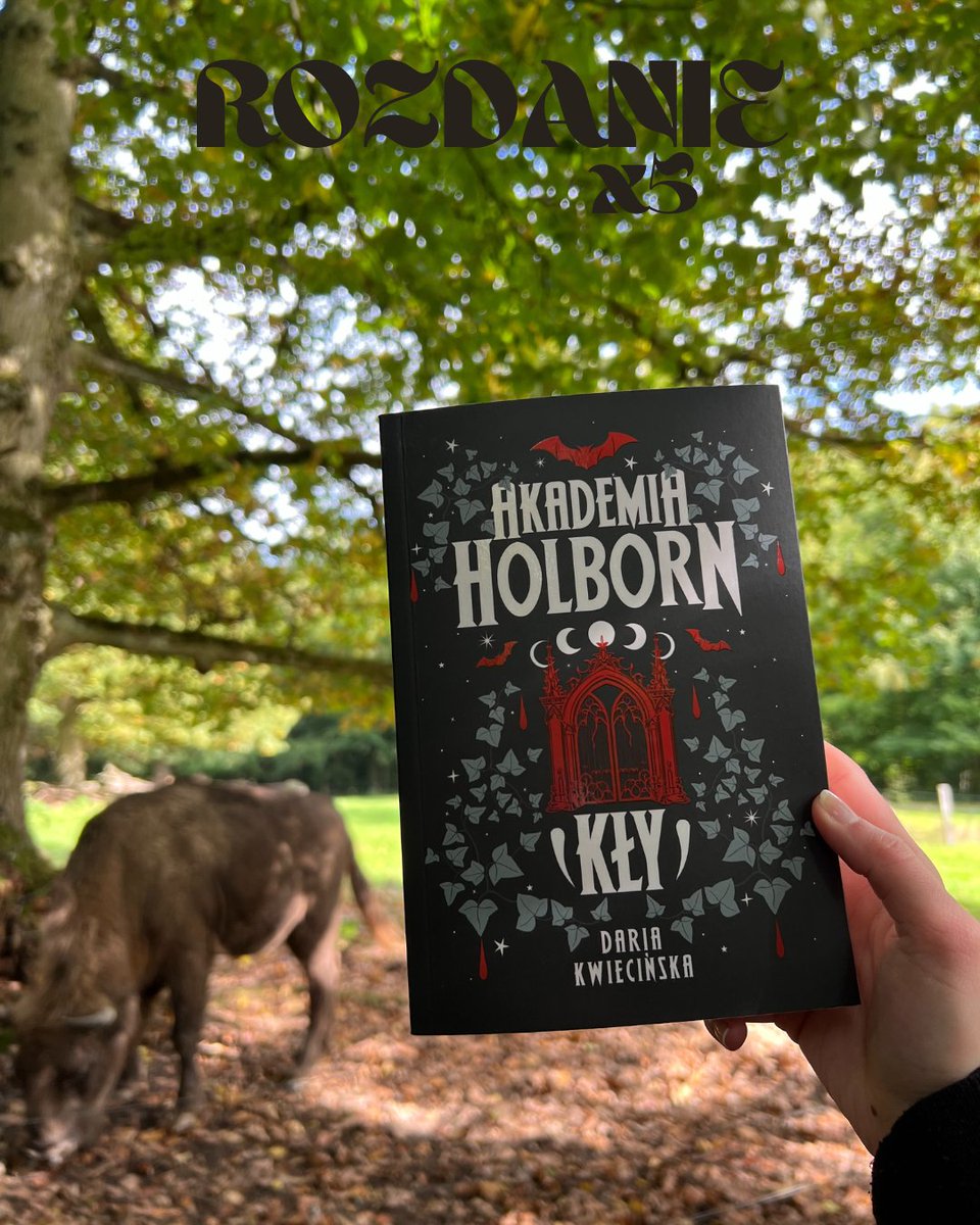 rubyilo_'s tweet image. na moim ig wrzuciłam kolejne rozdanie, gdzie 5 osób może zgarnąć egzemplarz Akademii z ilustracją oraz wybraną przez Was dedykacją 🧛🏻‍♀️
wystarczy mnie obserwować, zrepostować post i w kom napisać 3 emotki kojarzące się Wam z jesienią &amp;lt;3
#akademiaholborn
🦇
#twitteroweksiążkary