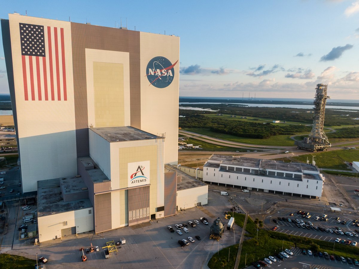 dcordovaok's tweet photo. La Plataforma de Lanzamiento Mobil 1 #Crawler ingresó al #VAB, la misma que llevó a los cohetes #SaturnV de #Apollo ahora llevará al cohete #SLS de #ArtemisII a la plataforma de lanzamiento #39B muy posiblemente sea llevado en enero para lanzar en febrero 2026! https://t.co/u5xmJOqOpb