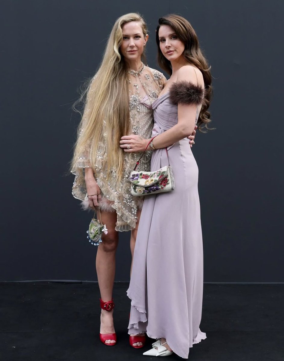 lanabrasil's tweet photo. Paris Fashion Week em família! Lana Del Rey marcou presença no desfile da Valentino ao lado da irmã, do marido e do cunhado. https://t.co/HXNecvizmB