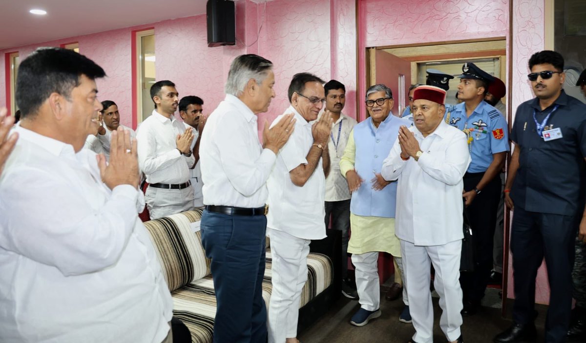 Hon. Governor of Karnataka Thaawarchand Gehlot, participated in the felicitation ceremony organized by Shri Pragya Jain Sangh in Bengaluru. Hon’ble Governor of Punjab, Shri GulabChand Kataria, Shri Nanak Shravaka Samiti President Sampath Chaplot, were present on the occasion.