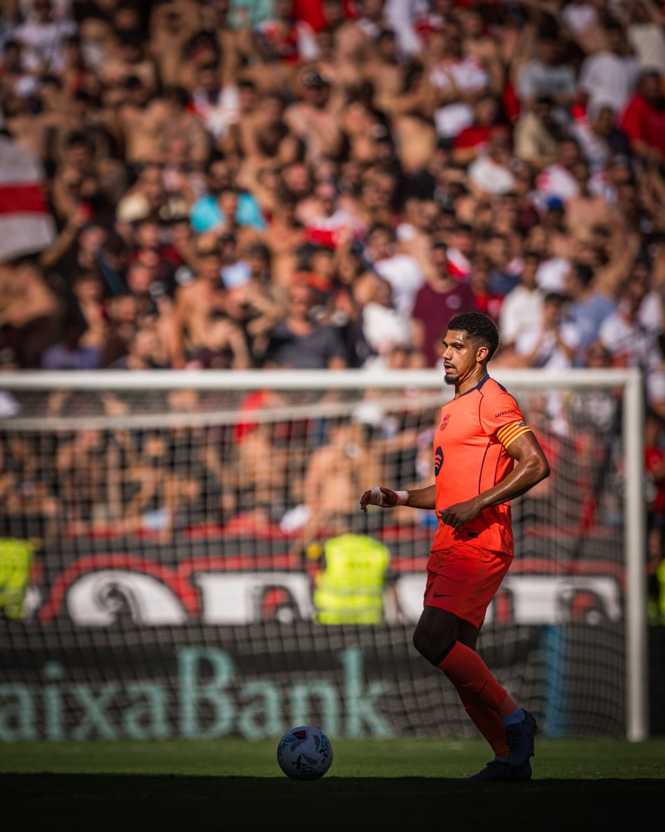 FCBarcelona's tweet photo. 🔄 Double substitution (45')

↑🟢 Eric
↑🟢 Balde
↓🔴 R. Araujo
↓🔴 Gerard Martín

#SevillaBarça https://t.co/Df5VnzPzpN