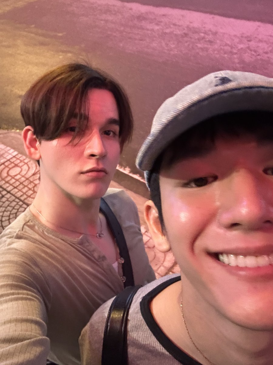 Cảm ơn tất cả các fan đã chào đón mình thật ấm áp nhé! Dù chúng ta không ở gần nhau, nhưng vẫn có thể gửi yêu thương cho nhau mà đúng không? 💖
Mỗi lời cổ vũ, mỗi nguồn động lực của mọi người đều rất quý giá với mình.
Mình sẽ cố gắng làm việc thật tốt