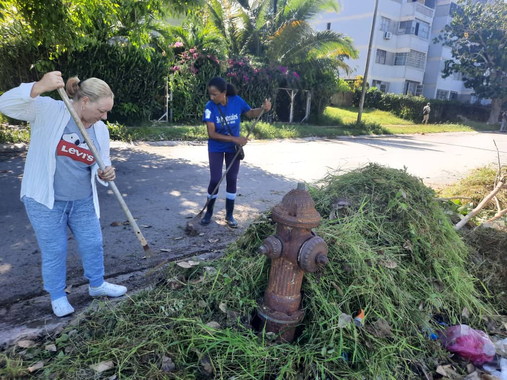 EspeAzcuba's tweet photo. 👉 Continúan en esta jornada de domingo desde diferentes localidades y comunidades trabajadores de las empresas del Grupo Azucarero Azcuba limpiando y saneando cada lugar.
#Zeti #INICA #JAE, #Datazucar #Azumat #CNCS
#UnidosXCuba
#Cuba #Azucareros https://t.co/r2NXMcl6XI