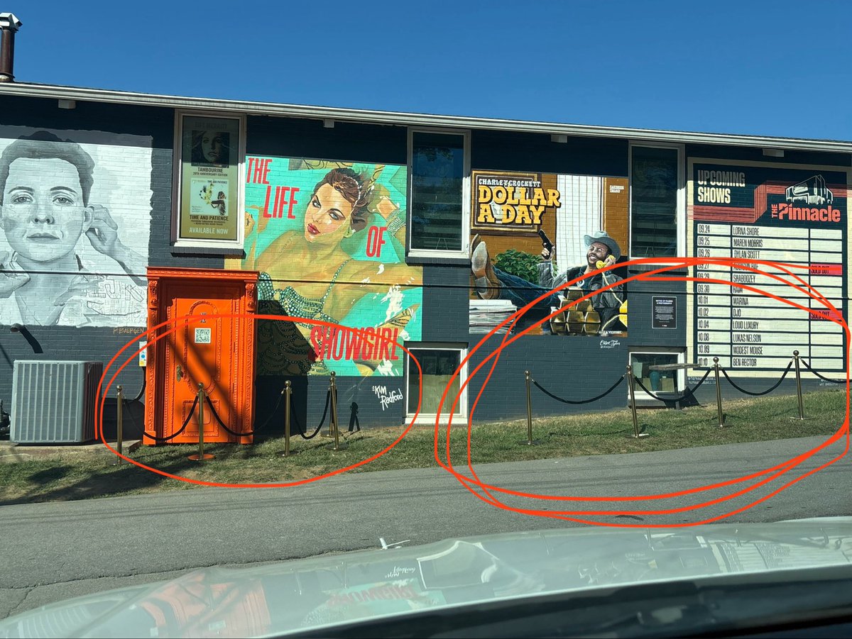pyjamasamsttv's tweet photo. weird vibes at the nashville orange door. rope is around the door like other cities but has a rope line leading up to it? not sure if this is in other cities if someone can confirm #tloas #TaylorSwift https://t.co/gbvsHzvPsi
