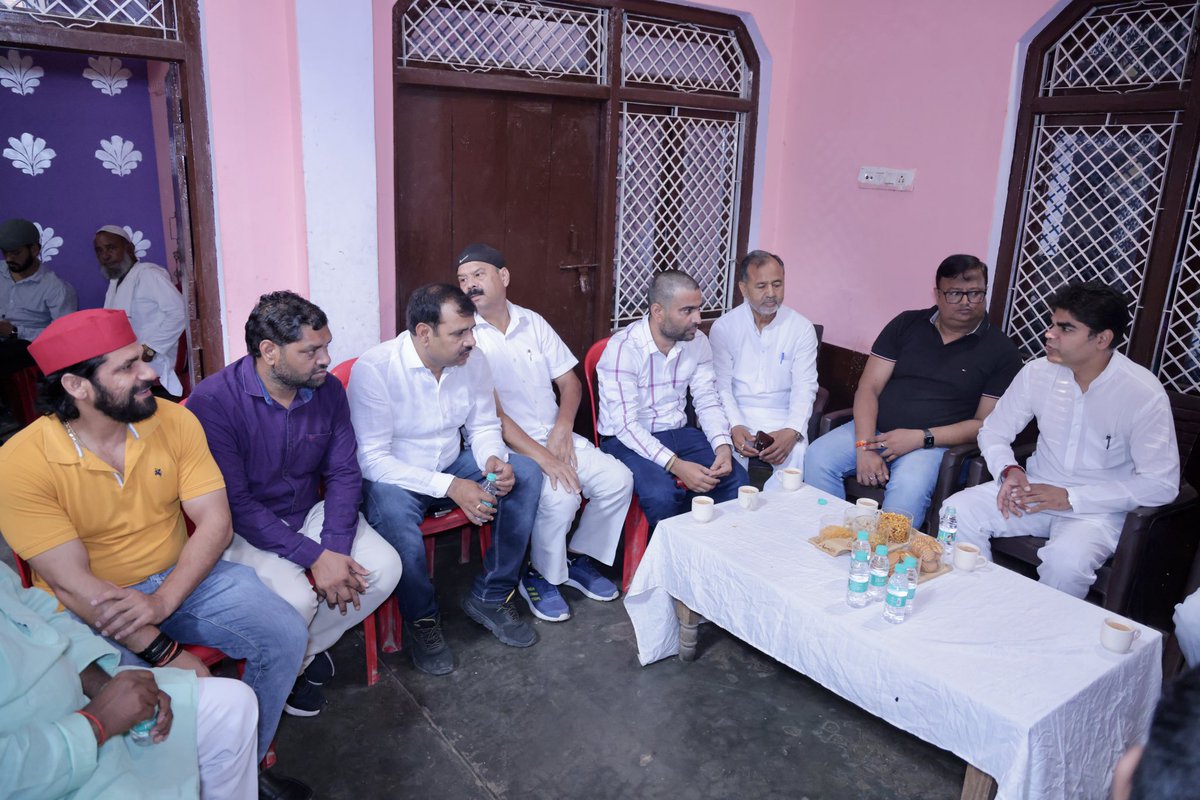 आज विधानसभा फ़िरोज़ाबाद में श्री राजू यादव जी के बाबा जी की मृत्यु के उपरांत उनके लालपुर स्तिथ आवास पर पहुंचकर संवेदनाएं व्यक्त की एवं शोक संतप्त परिजनों से मिलकर उन्हें सांत्वना दी।