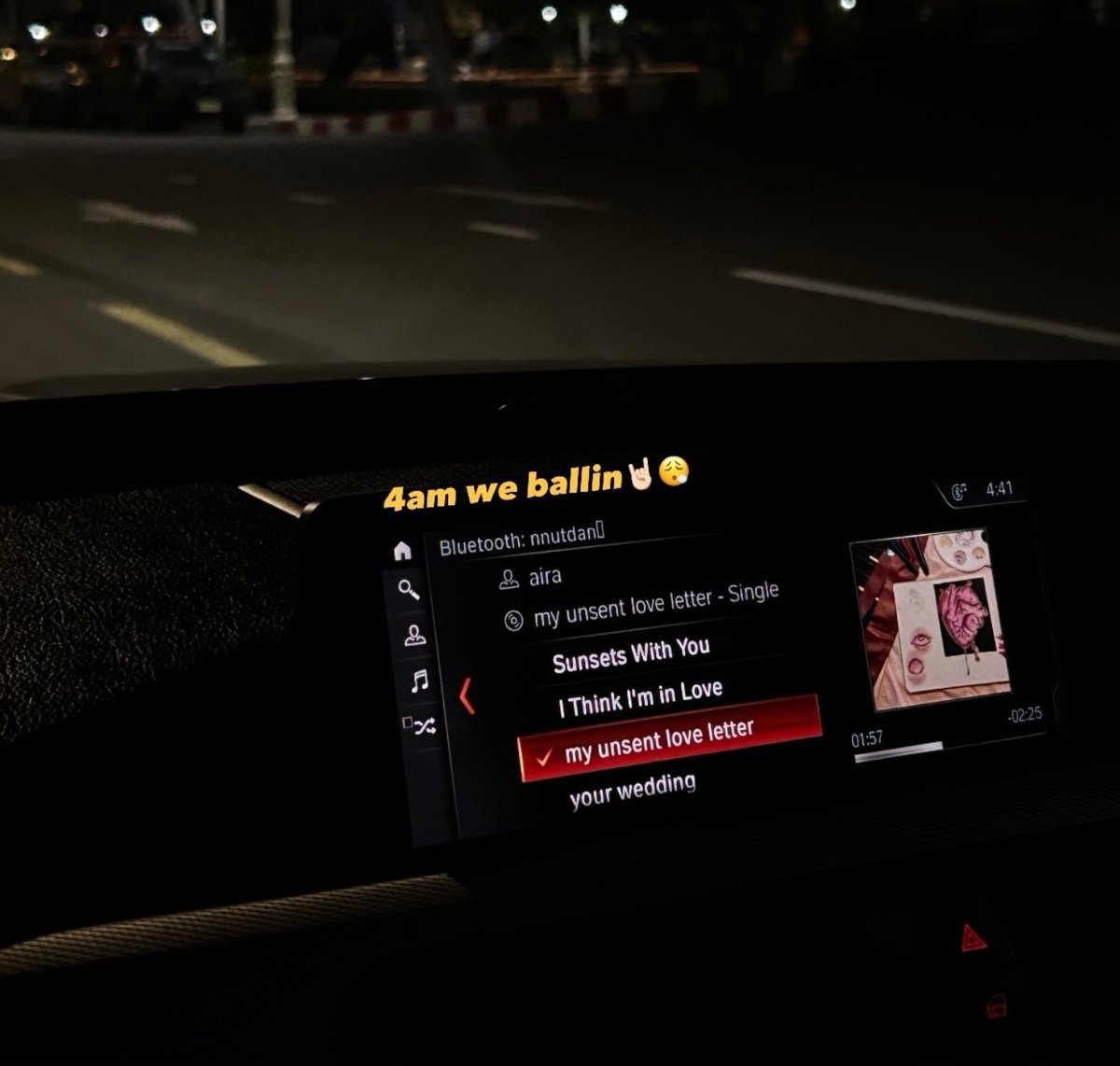 โมเม้นเพลลิสต์เพลงรักตอนตี4 ที่นั่งเบาะหน้าข้างคนขับ บลูทูธชื่อ nnutdan อัปโหลดและเอาขึ้นไฮไลท์ไอจีโดน hongshihoshi ยังยืน1ในใจผมเสมอ