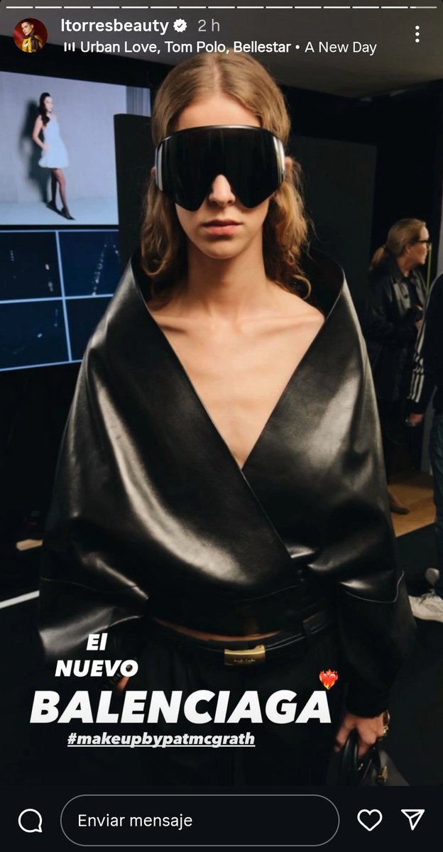 underhadids's tweet image. mi amado luis torres (maquillista internacional) trabajando en backstage de balenciaga y afra al fondo en el monitor, this crossover was for me!!!!