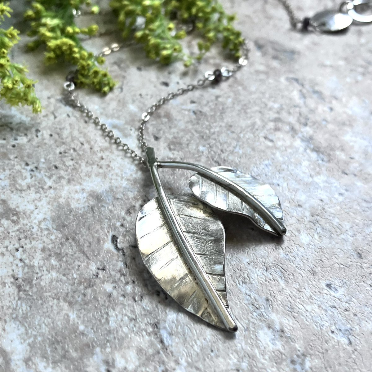BRJewelryDesign's tweet photo. Another “Fall” piece…Double Leaf Pendant Necklace.  Very simple and very versatile.  I kept it neutral by only adding petite, faceted silver glass beads and itty bitty spinel gemstones.

https://t.co/u1rgp6YvEI https://t.co/aqf1K6ETDt