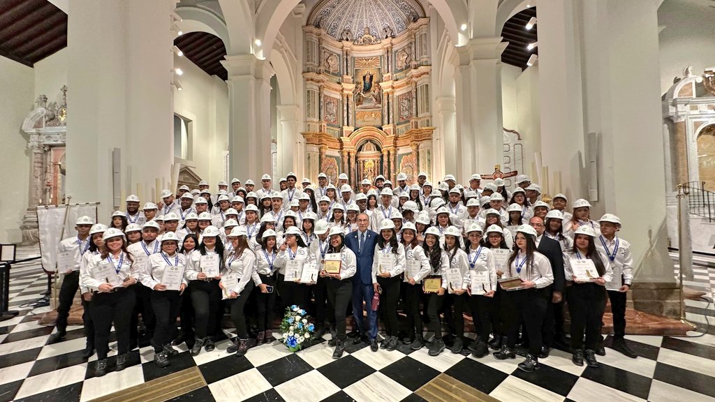 UNIVERSIDAD_PMA's tweet photo. Imposición de Cascos a estudiantes de Logística Empresarial de la Facultad de Administración de Empresas y Contabilidad de la Universidad de Panamá, un importante paso en su formación profesional ✨📚🎓
#OrgulloUP #LogísticaEmpresarial https://t.co/N78bUmXqPM