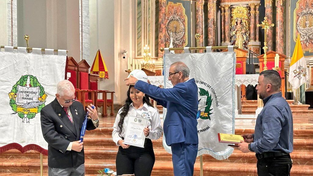 UNIVERSIDAD_PMA's tweet photo. Imposición de Cascos a estudiantes de Logística Empresarial de la Facultad de Administración de Empresas y Contabilidad de la Universidad de Panamá, un importante paso en su formación profesional ✨📚🎓
#OrgulloUP #LogísticaEmpresarial https://t.co/N78bUmXqPM
