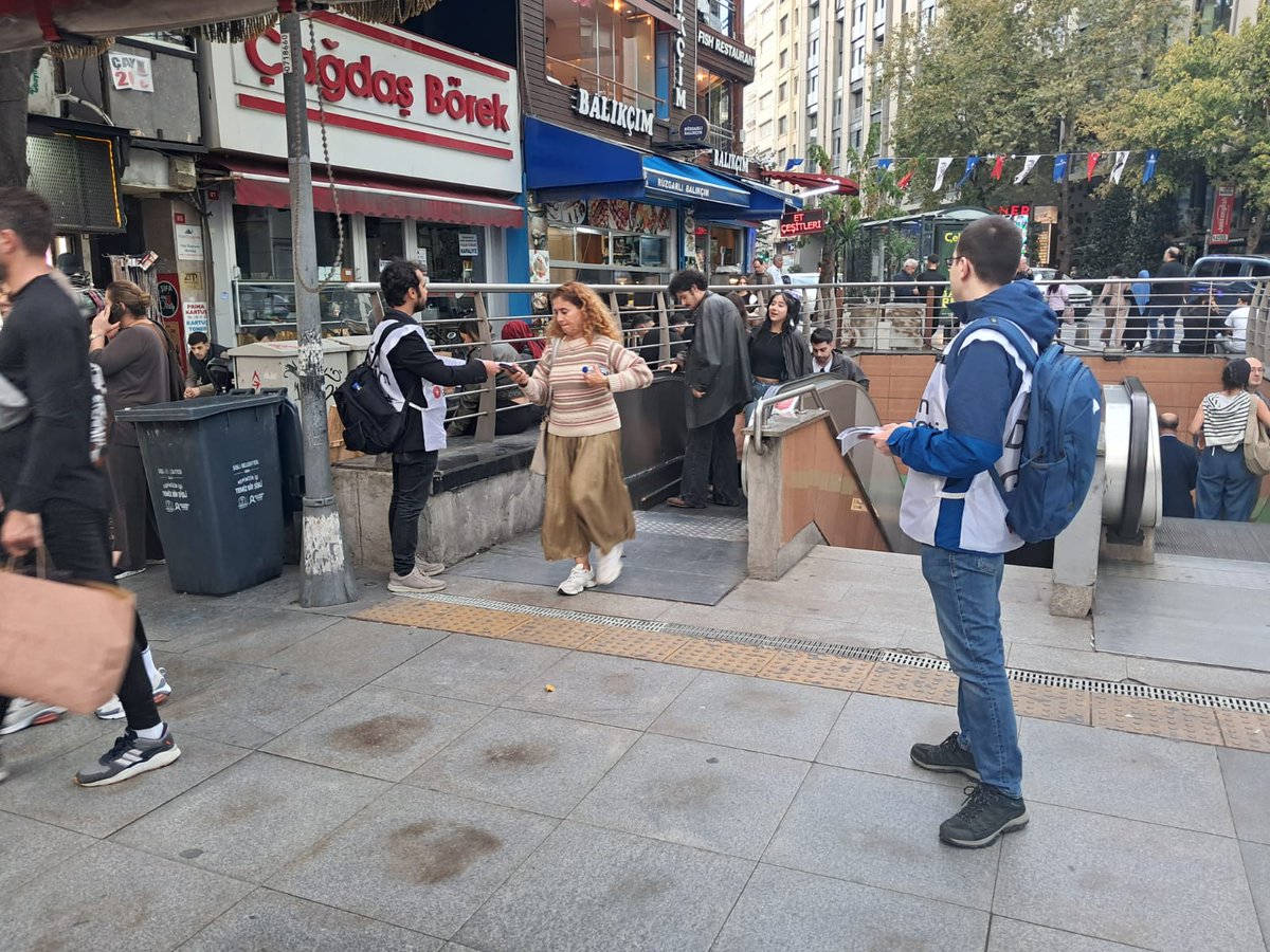 "Devrim Partisi kuruluyor!" manşetiyle çıkan Devrim Gazetesi'nin yeni sayısı ile Osmanbey'deydik.

Gazetemize ulaşmak için sosyal medya hesaplarımız veya il temsilciliğimiz üzerinden bizimle iletişime geçebilirsiniz.