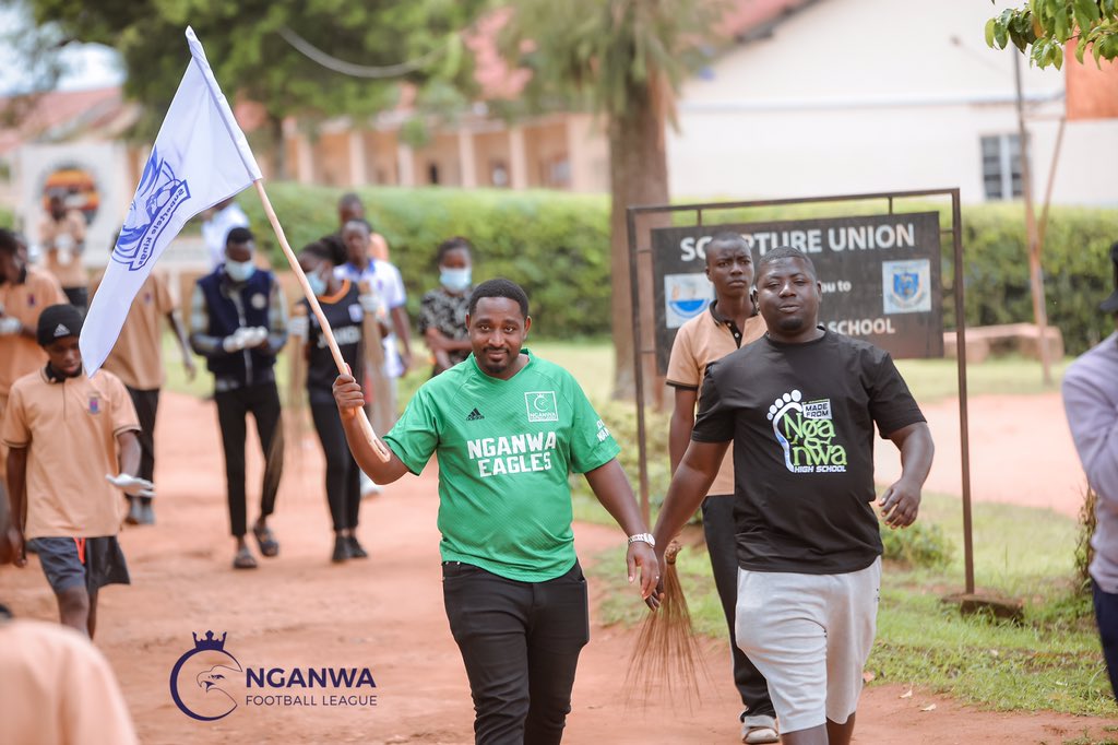 beracare's tweet image. #Beracare
Our MD @AziiziKawesa and @Mrcooperatives joined all other obs of @Nganwa_HS for a community work in Kabwohe, Sheema District 

Later it was show down of @NganwaFL grand finale at their alma mater pitch 

#BackToTheNest || #OliSafe? #CityKuCity
