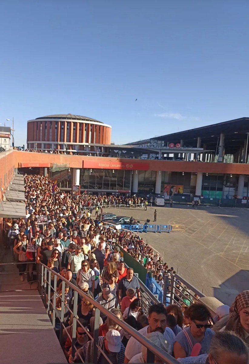 Así llegábamos ayer 4O a Atocha...lo demás ya es historia.
Gracias a todas !! 💜🇵🇸