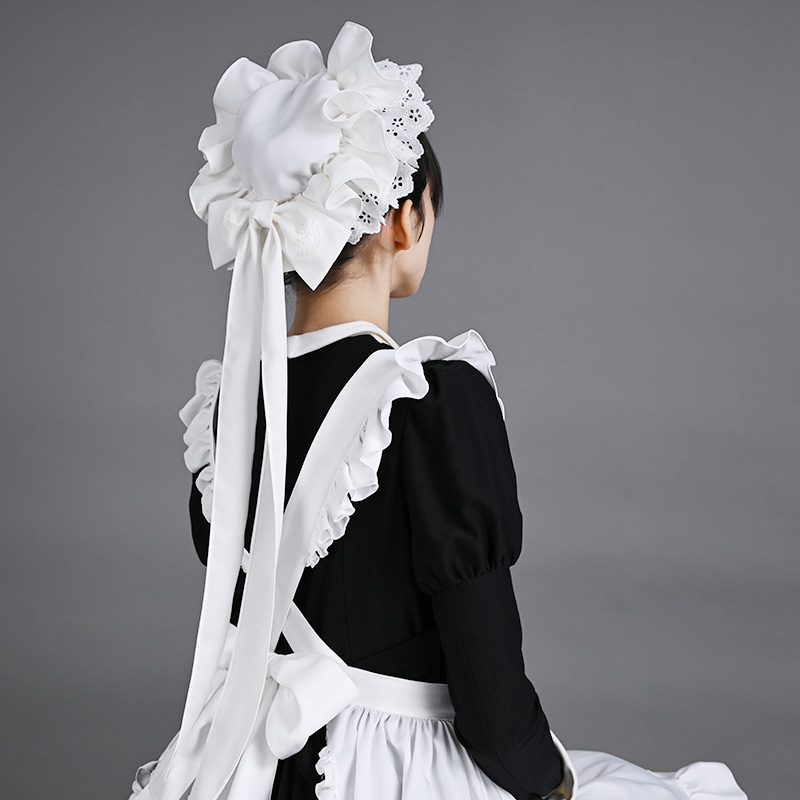 【pick up】マナーハウスのメイドキャップ　ホワイト

ヨーロッパの邸宅「マナーハウス」で働くメイドたちに着想を得た、
クラシカルでありながら可憐さを兼ね備えたフリルたっぷりのメイドキャップ。
歩くたび、ふわりふわりと柔らかく揺れるリボンのたれが、自然と視線を誘います。