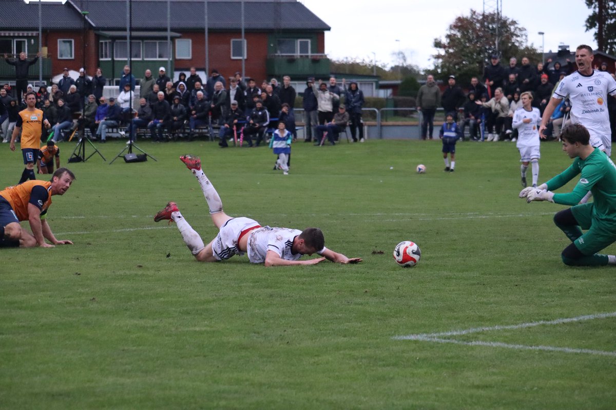 MellerudsIF's tweet image. Trots resultatet - fantastiskt med nästa 400 personer på plats idag. Stort tack för stödet!
🤍💙

📸 Mikael Andersson 

#MIF2025