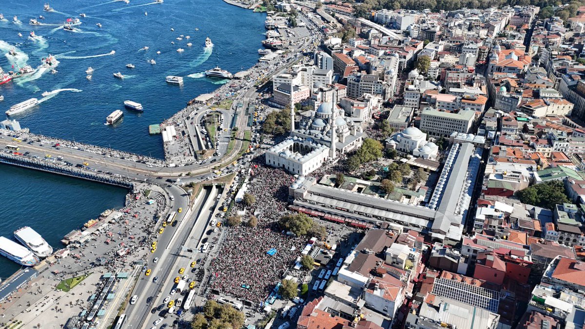 gul_davut's tweet photo. İstanbul, Gazze için tek yürek oldu 🇵🇸

Yüzbinlerce vatandaşımız bugün İstanbul’da bir araya gelerek zulme karşı adaletin, sessizliğe karşı vicdanın sesi oldu.

Gazze için yükselen bu güçlü ses, insanlık onurunun ve dayanışmanın en anlamlı ifadesidir.

#İstanbul 🇹🇷 https://t.co/PdqnSPDyh5