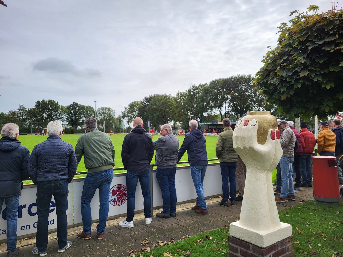 GSV'38 en Angerlo Vooruit speelden vanmiddag in 'de slag om Bingerden' tegen elkaar 👊

De vermakelijke derby eindigt in 2-2, mede door een late strafschop van de thuisploeg 🙌

Sportpark De Does, Giesbeek 📍

#GSV38 #Giesbeek #AngerloVooruit #Angerlo <a href="/1Angerlo/">Angerlo Vooruit 1</a> #groundhopping