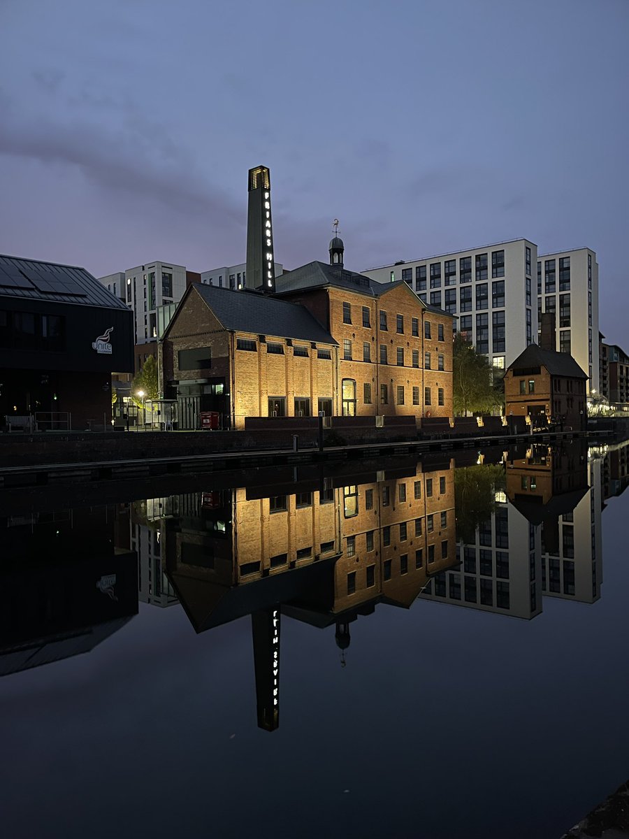 hawkino1960's tweet image. Friar Mills building overlooking the River Soar.
(6:34am, Wednesday 1st October 2025)

#riversoar #leicester #waterreflections