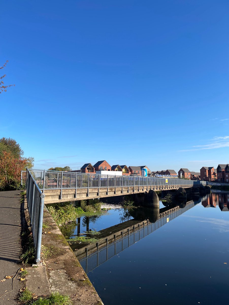 hawkino1960's tweet image. Footbridge over the River Soar.
(Tuesday 30th September 2025)

#riversoar #leicester #waterreflections