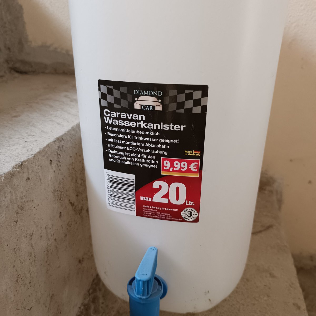 Bidona bile satış fiyatı üretilirken, yazılmış. Hiç bir esnaf bu fiyatın üstüne çıkamaz. Enflasyon, böyle ortadan kalkar. Serbest piyasa aklıyla değil