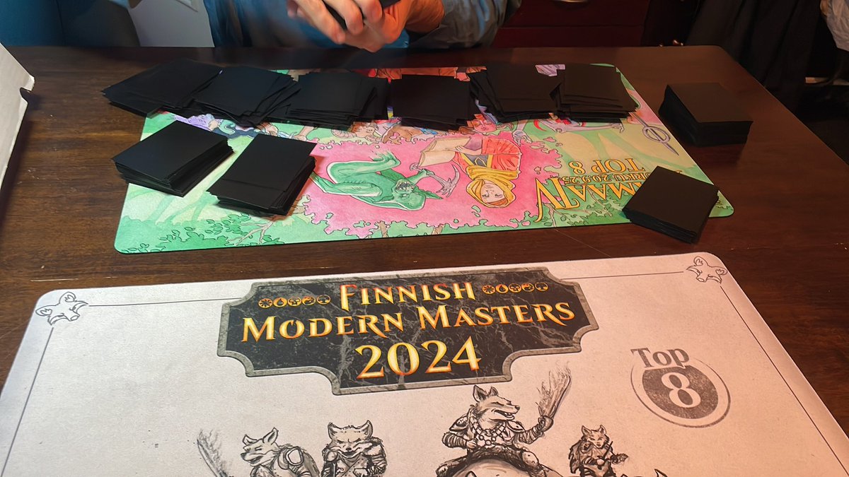 We both started 1-0 legacy showcase and now between rounds some combat cube winston draft!