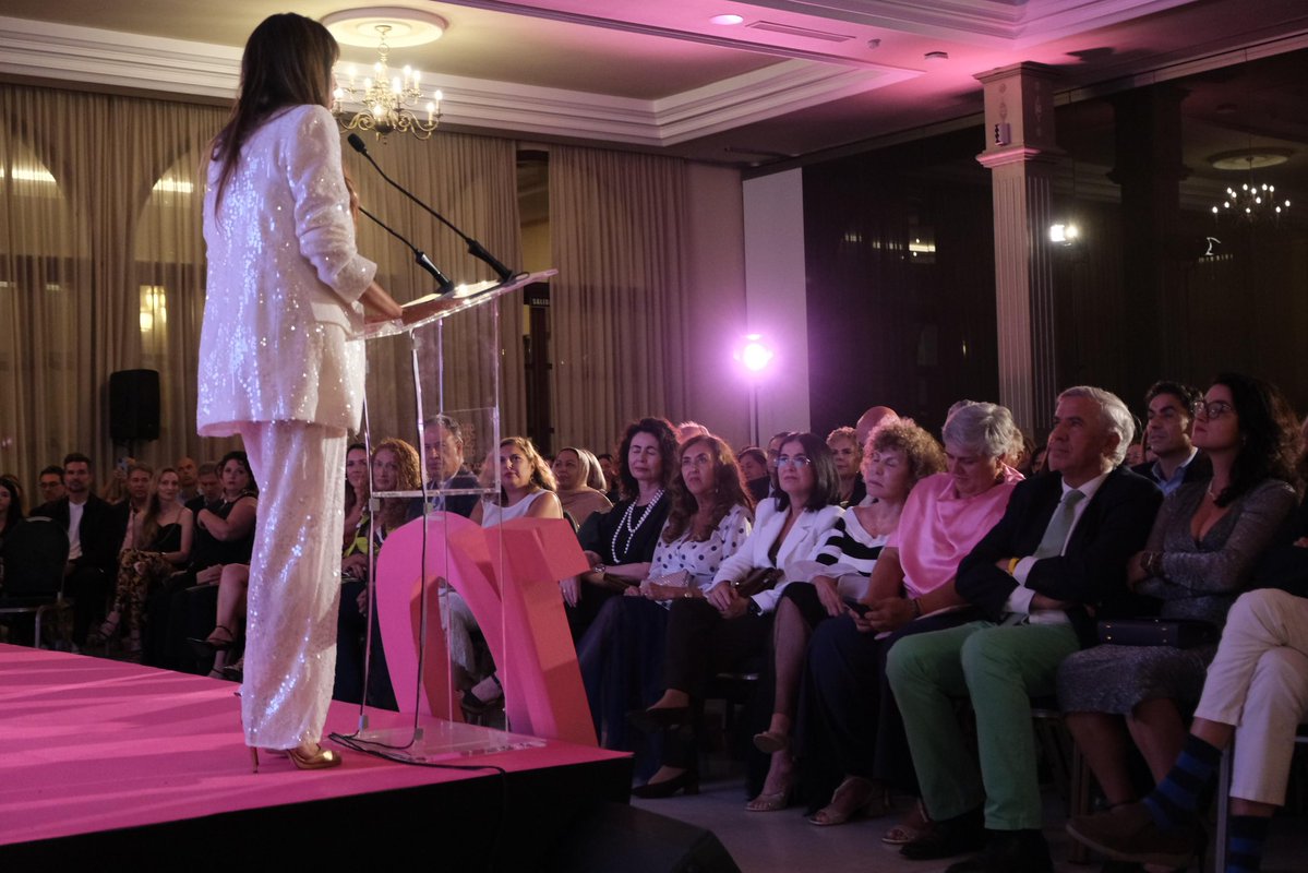 Carolina Darias (@carolinadarias) on Twitter photo 🙋♀️Celebramos 10 años de liderazgo femenino en Canarias
✨Hoy se han entregado los Premios <a href="/charter100gc/">Charter 100 Canarias</a>, que reconocen la trayectoria y el compromiso de mujeres y entidades referentes en nuestra sociedad
Un honor reconocer a Rosa María Calaf, periodista y referente que inspira 🙋♀️Celebramos 10 años de liderazgo femenino en Canarias
✨Hoy se han entregado los Premios <a href="/charter100gc/">Charter 100 Canarias</a>, que reconocen la trayectoria y el compromiso de mujeres y entidades referentes en nuestra sociedad
Un honor reconocer a Rosa María Calaf, periodista y referente que inspira