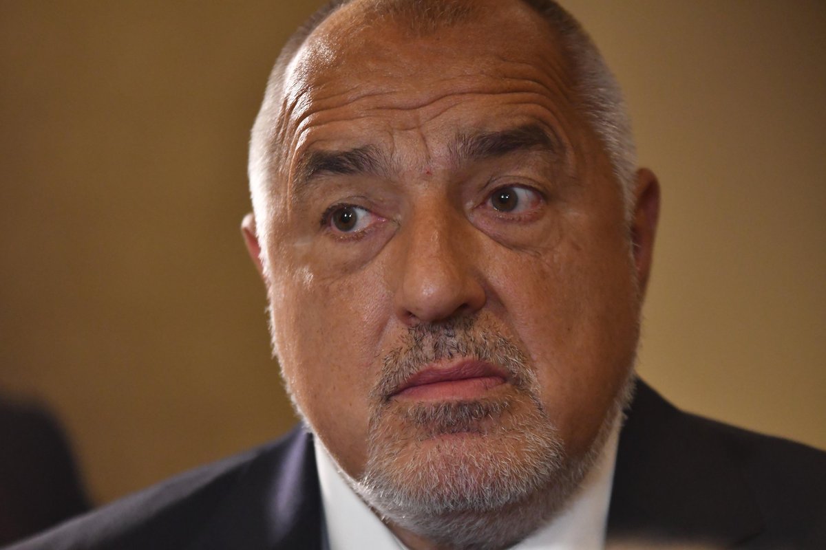 Вика тия Нексо са пирамида, иска да ги вкарва в затвора. Нексо поканят Тръмп jr в София, оня се натресе, не говори английски, води преводачка, питат го защо си тука, той вика ще ти дам Турски поток, ако махнеш санкциите на Д, Тръмп му вика I am not interested.
Класически Бойко.