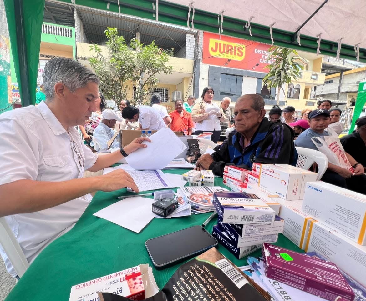 DrCamiloSalinas's tweet image. 💙👨‍⚕️👩‍⚕️Gran Jornada de Nefroprevención en #Ventanas 🌽. Hoy reafirmamos nuestro compromiso con la salud renal y con el bienestar de la comunidad. 

En una jornada conjunta entre Fundación Camilo Salinas, Fundación Lukita Corazón y Kléber Fuentes, logramos brindar atención médica y