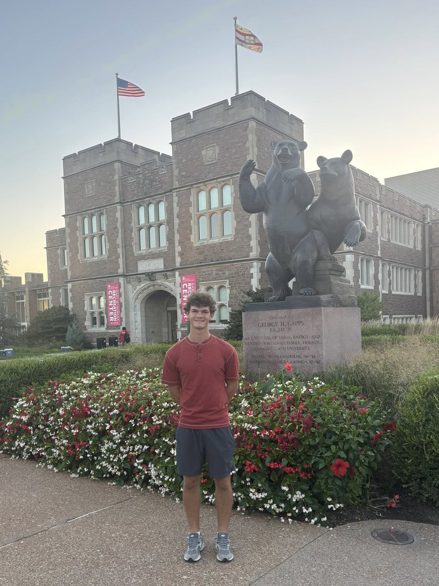 Thank you <a href="/CoachAaronKeen/">Aaron Keen</a>, <a href="/MuellerFBCoach/">Scott Mueller</a>, @TheRealDavel, and @WashUFootball for hosting me on a game day visit! Great atmosphere, beautiful campus, and awesome facilities. Really enjoyed meeting the coaches and players.
Congrats on the win over Illinois Wesleyan!
