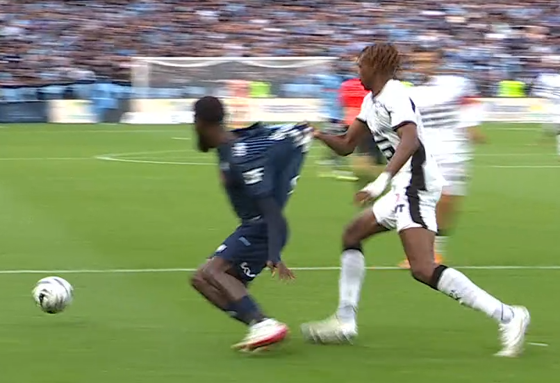 Marko76610's tweet photo. "Ça reste pas, ça glisse", c'est ça ?
Quand l'arbitre ne regarde pas l'action et que la VAR dort, ça donne "pas de pénalty", OK.
#HACSRFC https://t.co/y9ISJWdbCK