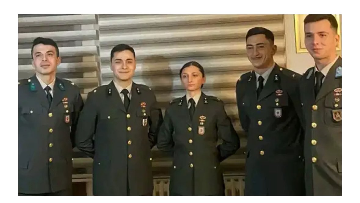 "Atatürk'e saygı duymuyorum" diyen TSK'ya geri dönüyor,
"Mustafa Kemal'in Askeriyim" diyen ihraç ediliyor.
Hem Atatürkçü olup hem de AKP'li veya MHP'li olunabilir mi?