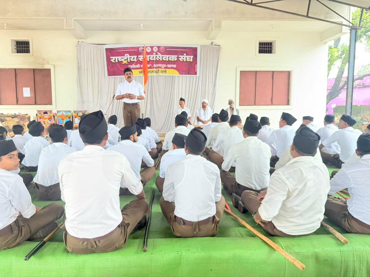 आज रावेली मंडल के राष्ट्रीय स्वयंसेवक संघ के कार्यक्रम में सम्मिलित होने का सौभाग्य प्राप्त हुआ।
संघ के स्वयंसेवकों की अनुशासन, एकता और राष्ट्रभक्ति देखकर गर्व की अनुभूति हुई।
 “व्यक्तिगत नहीं, राष्ट्रीय हित सर्वोपरि है।” 
 #RashtriyaSwayamsevakSangh  #Vijayadashami <a href="/PawanSaiBJP/">Pawan Kumar Sai</a>