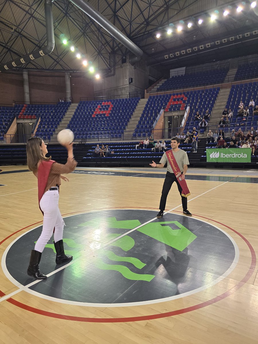 ✨ ¡Gracias a los Vendimiadores 2025, Judith y David, por acompañarnos en el partido de ayer y realizar el saque de honor! 

Fue un verdadero placer contar con vuestra presencia y celebrar juntos la primera victoria en el Palacio.😊

#SienteSporting💚💛