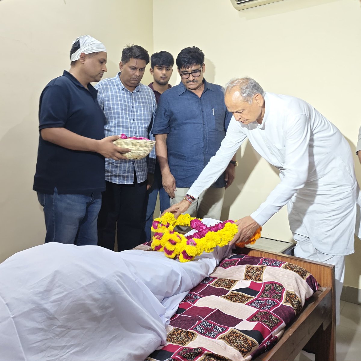 पूर्व सांसद मरहूम श्री अश्क अली टांक के आवास पर श्रद्धांजलि अर्पित की एवं परिजनों को ढांढस बंधाया। श्री अश्क अली टांक का संगठन के प्रति समर्पण एवं उनकी जिंदादिली को हमेशा याद रखा जाएगा।