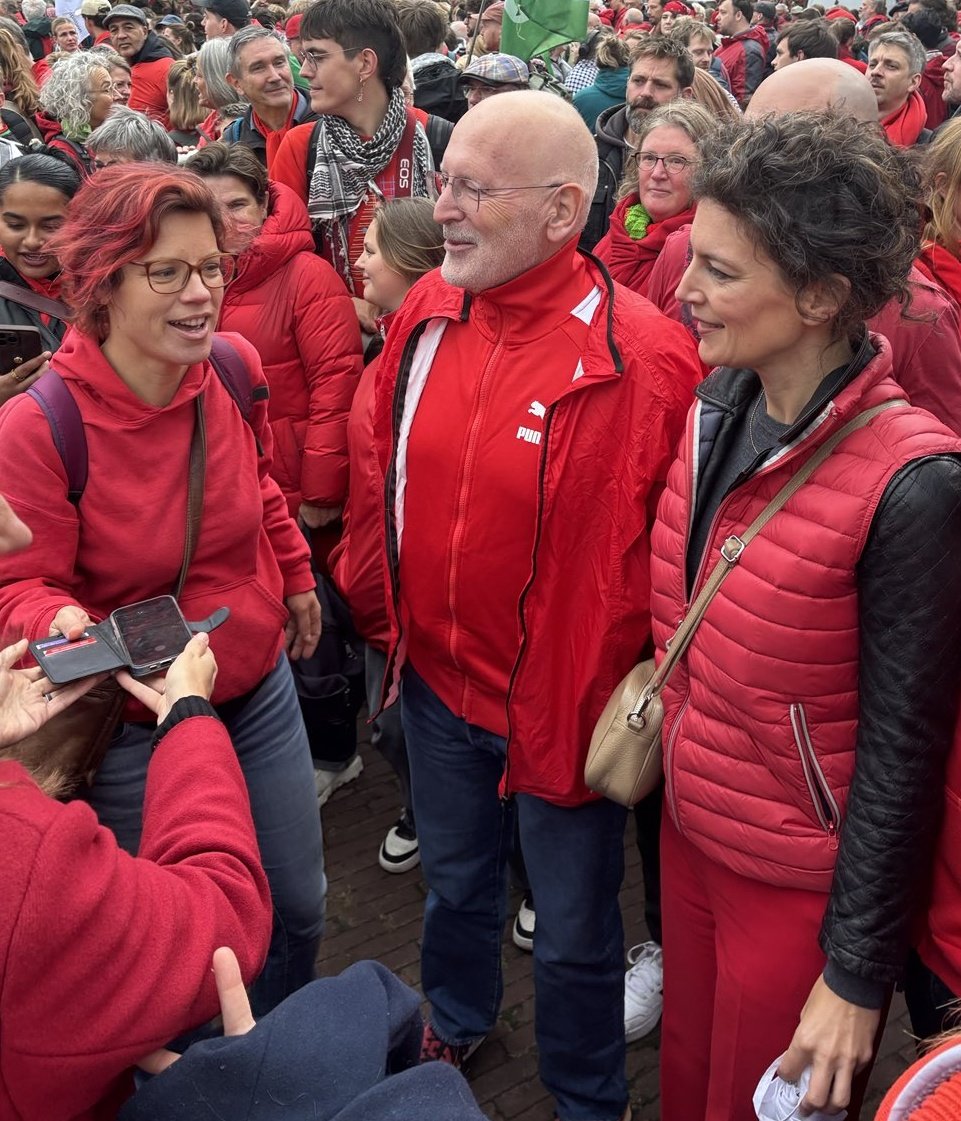 KAFKA_Dev's tweet image. Geen woord van Frans Timmermans over de honderdduizenden Christenen die worden AFGESLACHT maar hij staat wel met JIHADISTEN politieke puntjes te scoren op het Museumplein! 

Doe een ❤️ &amp;amp; RT als je WALGT van Timmermans! 

#Rodelijn