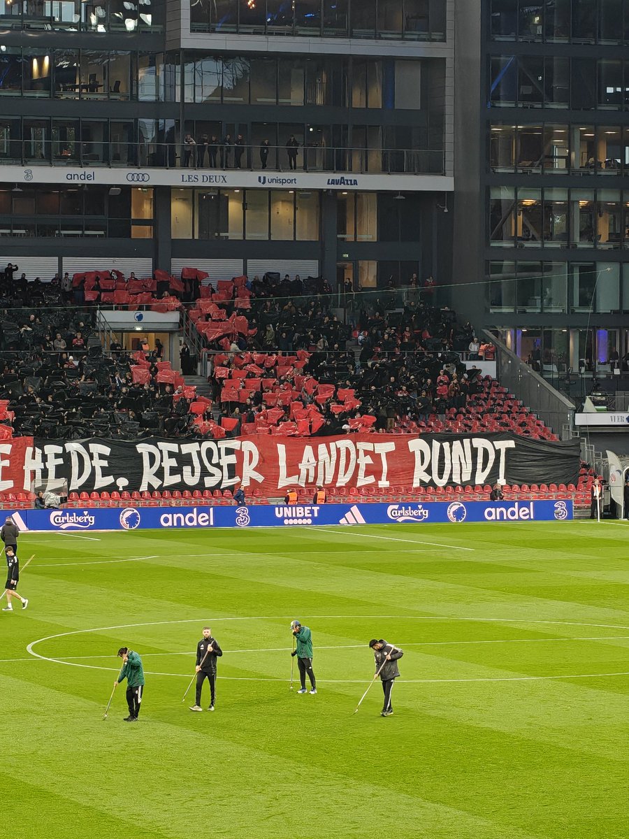 WhereMeTrophy's tweet image. Måske man skulle sørge for at sælge tribunen ud, inden man lavede fuld tifo 😂

#fcklive #sldk #fckfcm #midtjylland