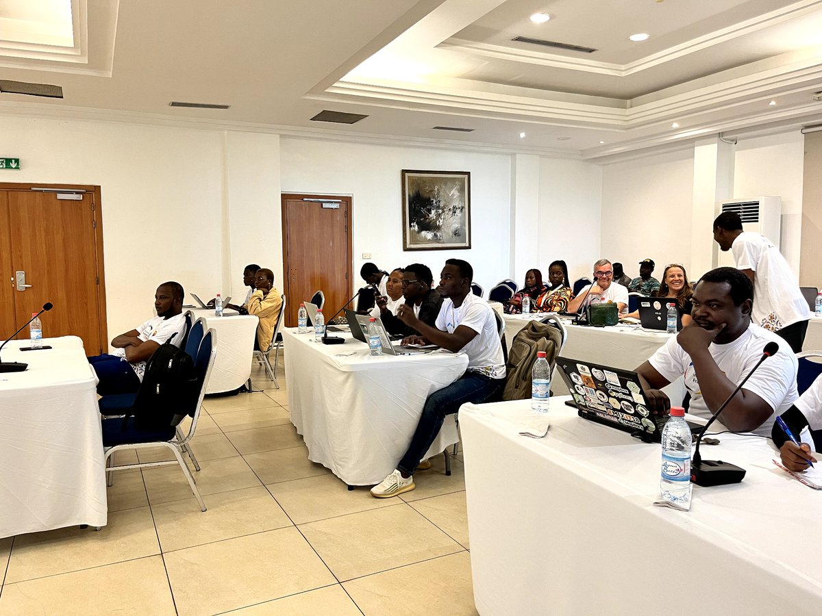 En attendant la clôture de <a href="/wikiconvention/">wikiconvention</a> 2025 retour en images de la journée 4 photos de groupe atelier rencontre et partages.