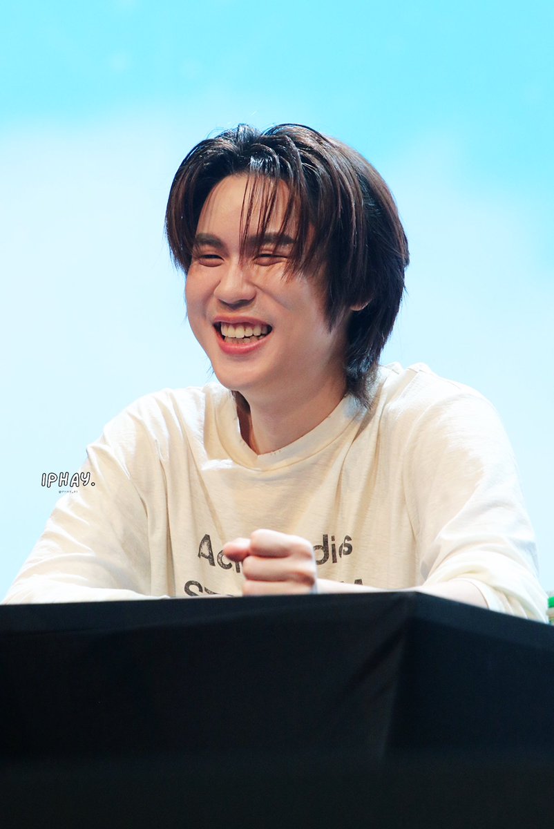 PHAY_91's tweet image. 05.10.2025 : #GMMTVFANIVALXBounPrem

งอนแล่ว 🫤                                           ล้อเล่น 😁

BOUNPREM FANSIGN FANIVAL
#Prem_space #BounPrem #บุ๋นเปรม 
#ถ่ายวันนี้ลงตอนไหนอะฝ้าย