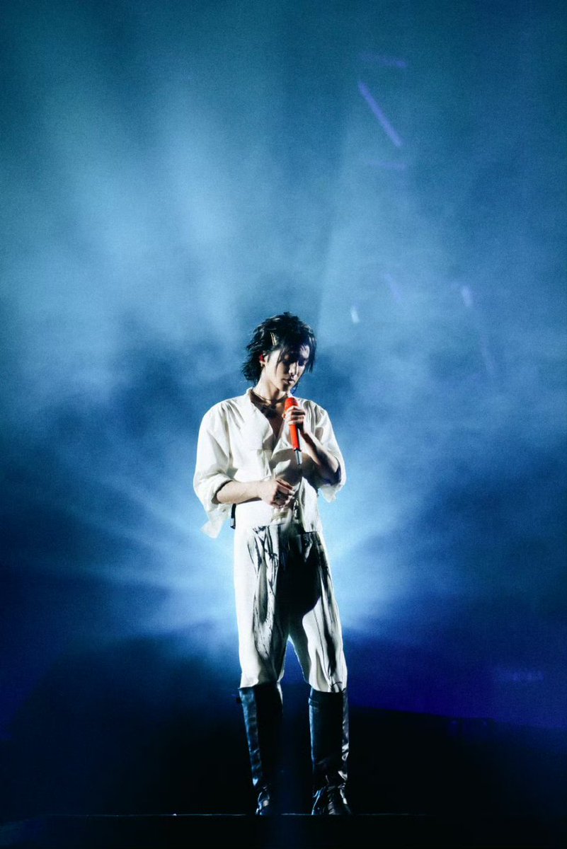 Hua Chenyu 2025 Mars Concert in Nanjing Day 2 official pics!

Hua Chenyu in a white v neck and this hairstyle.. 🤤
#HuaChenyu