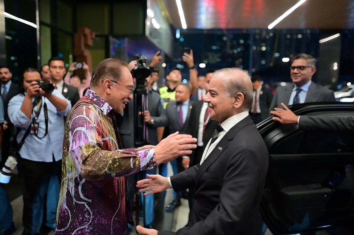 Kuala Lumpur : Prime Minister Muhammad Shehbaz Sharif is being welcomed by Prime Minister of Malaysia H.E. Anwar Ibrahim as he arrives in Malaysia on an official visit (5 October, 2025)

#ShehbazInMalaysia 🇵🇰🇲🇾
