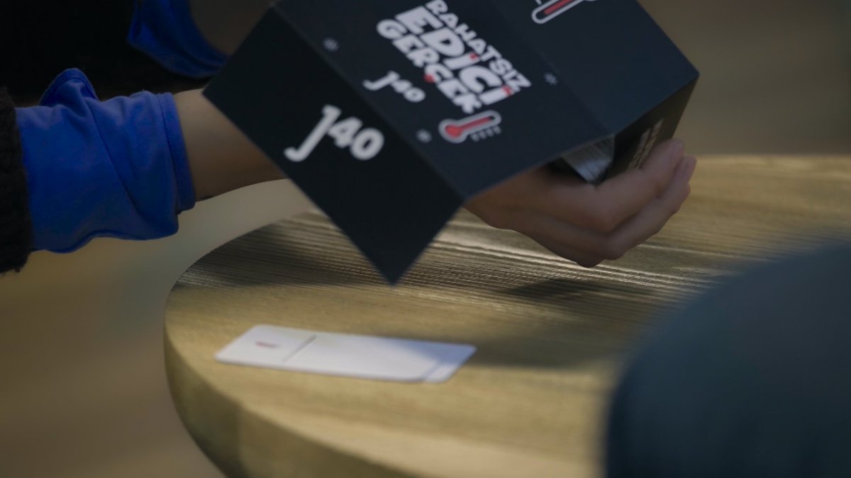 “rahatsız edici gerçek” üzerine bir kart oyunu.

bakalım bu oyunun kazananı kim olacak?

şimdi youtube'da:
youtu.be/l-Zgmk00yrg

<a href="/d84association/">D84 (1984 Derneği)</a> işbirliğiyle.