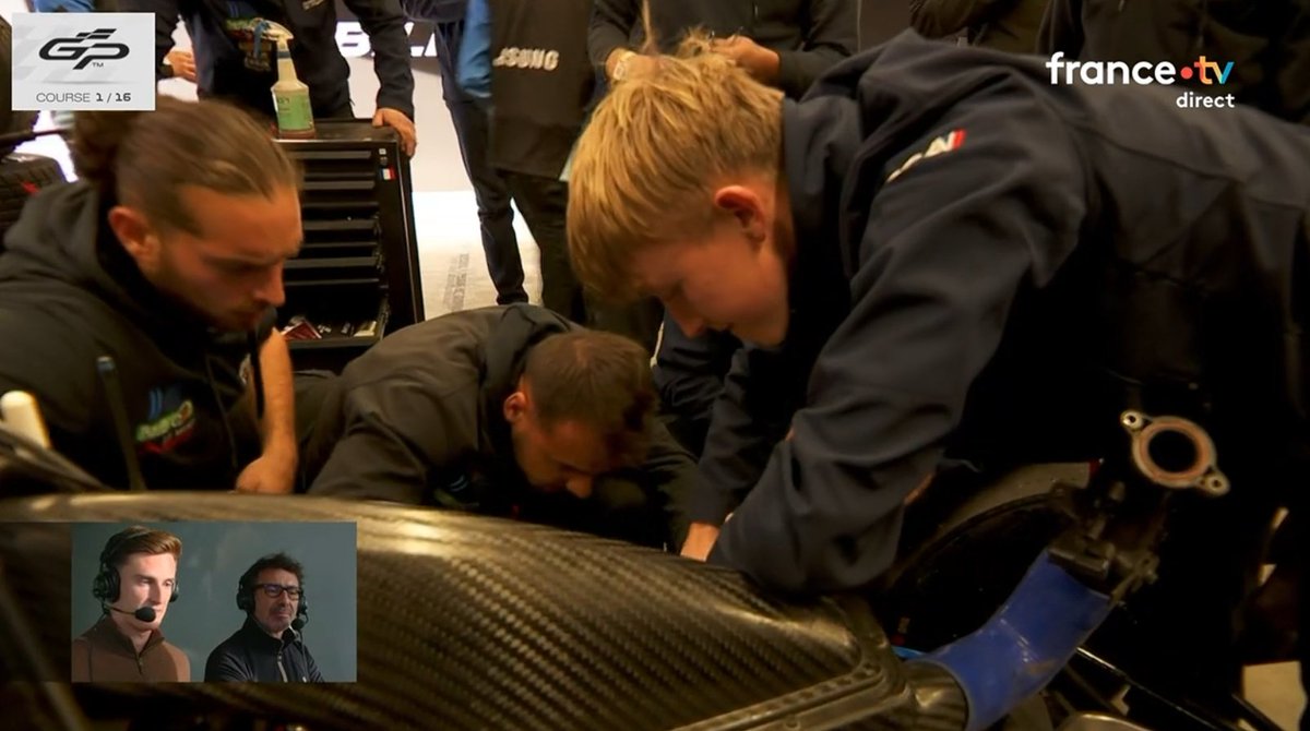 TearOffFR's tweet photo. ON RÉPARE LE MOTEUR SUR LA MONOPLACE DE SCH !

QUEL BOULOT DES MÉCANOS DE LA FFSA ! 👏

#GPExplorer3 #TheLastRace https://t.co/7lYbehhc37